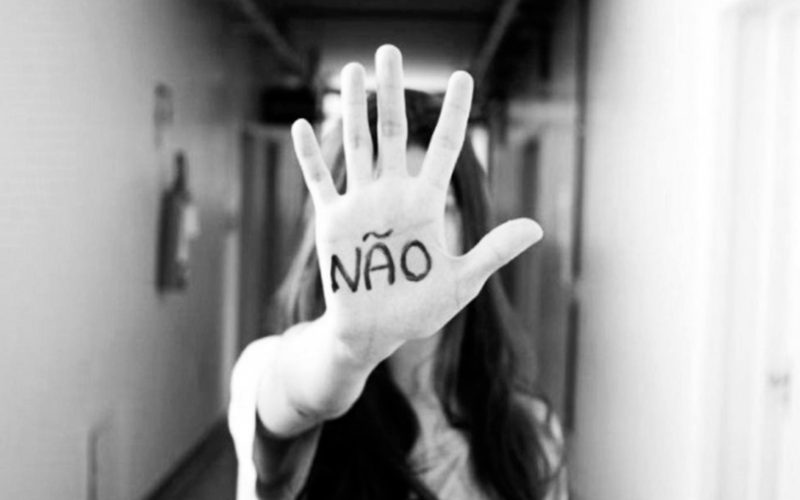 Mulher pede socorro a policiais de dentro de carro em movimento em Guarapuava.